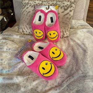 Joe Boxer Women’s Super Soft Slippers. Pink with Yellow Winky Smiley Face